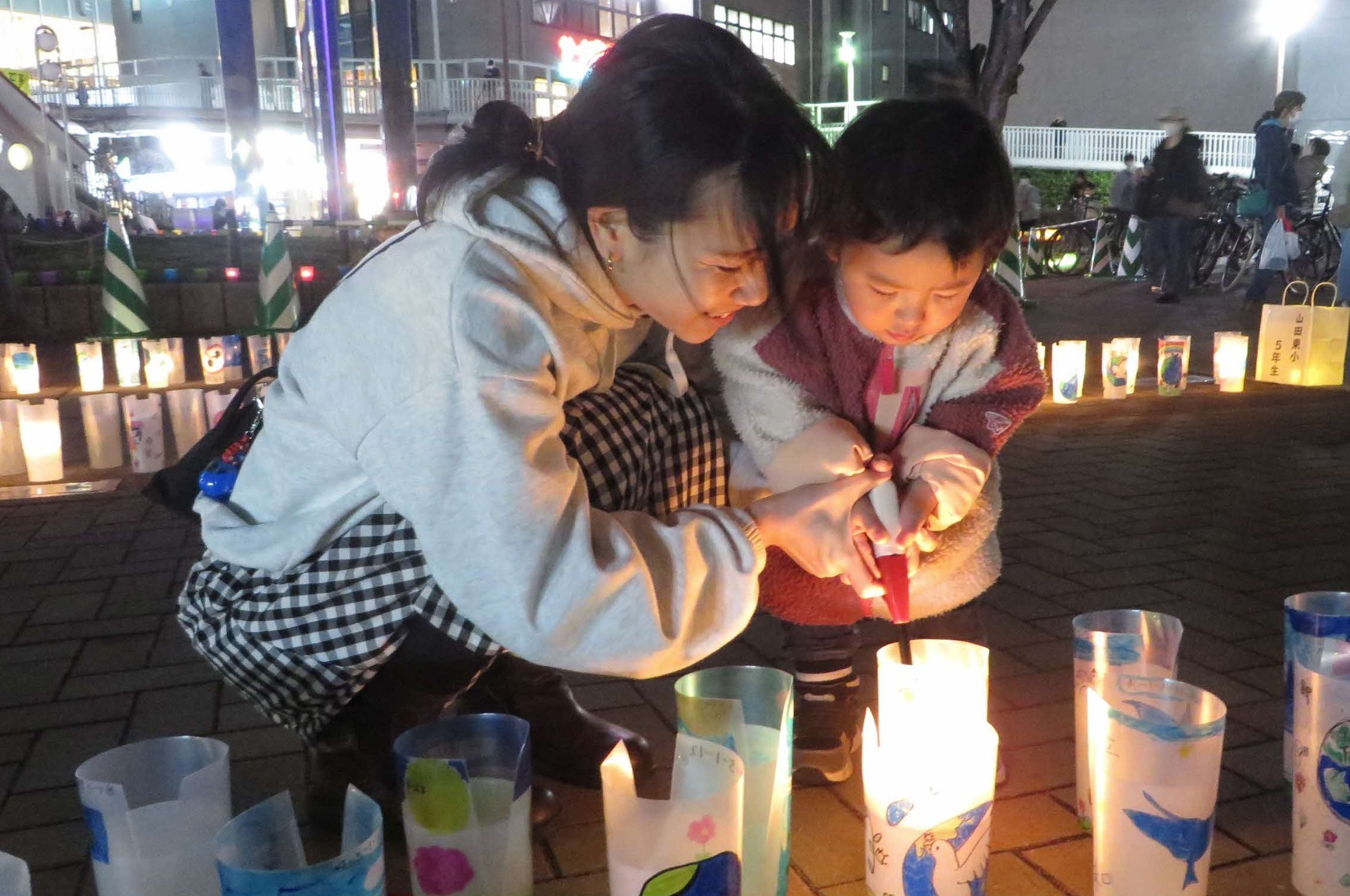 来場された皆様により、会場のキャンドルが点灯されました。