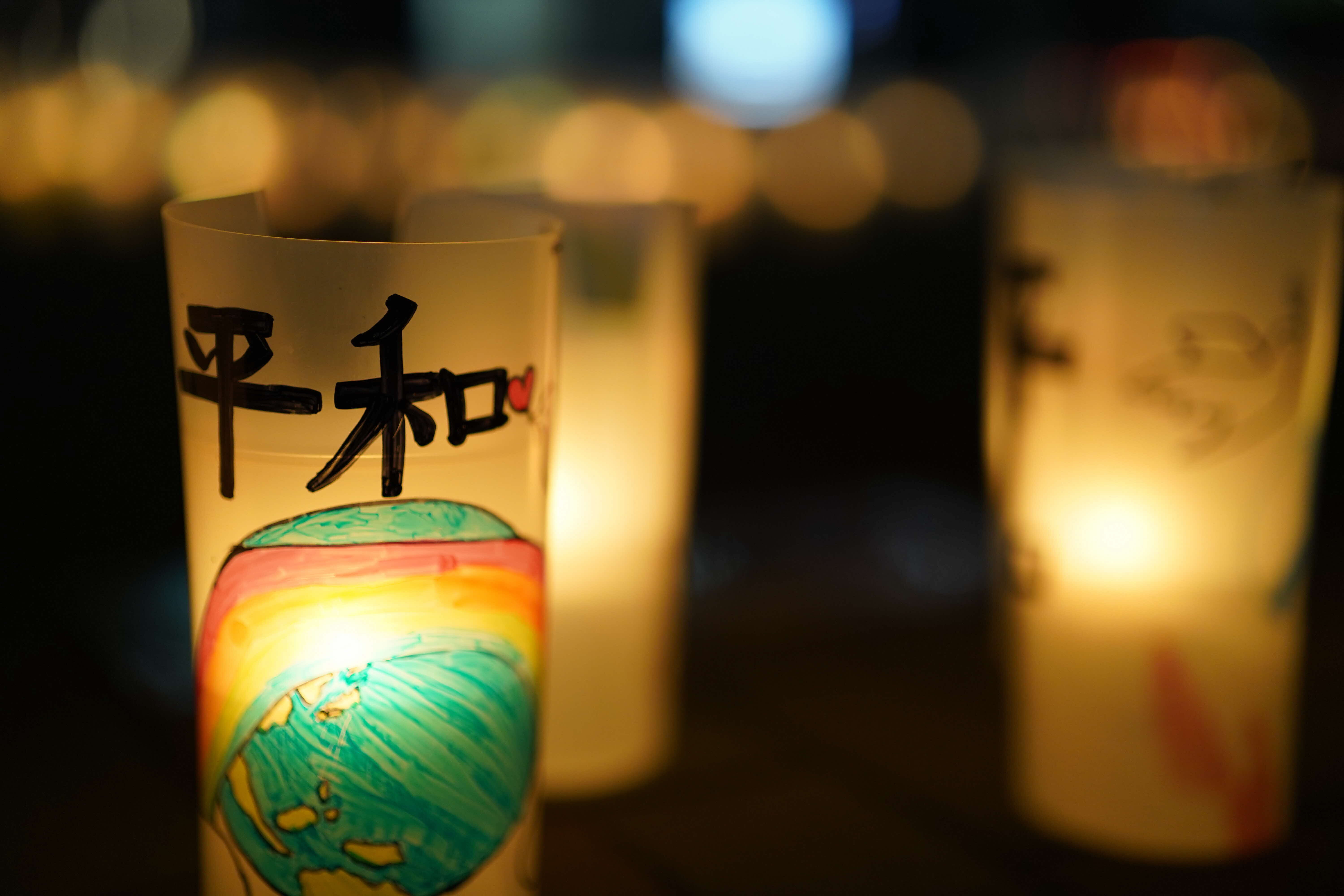 市内の小中学生たちが描いたメッセージカップ