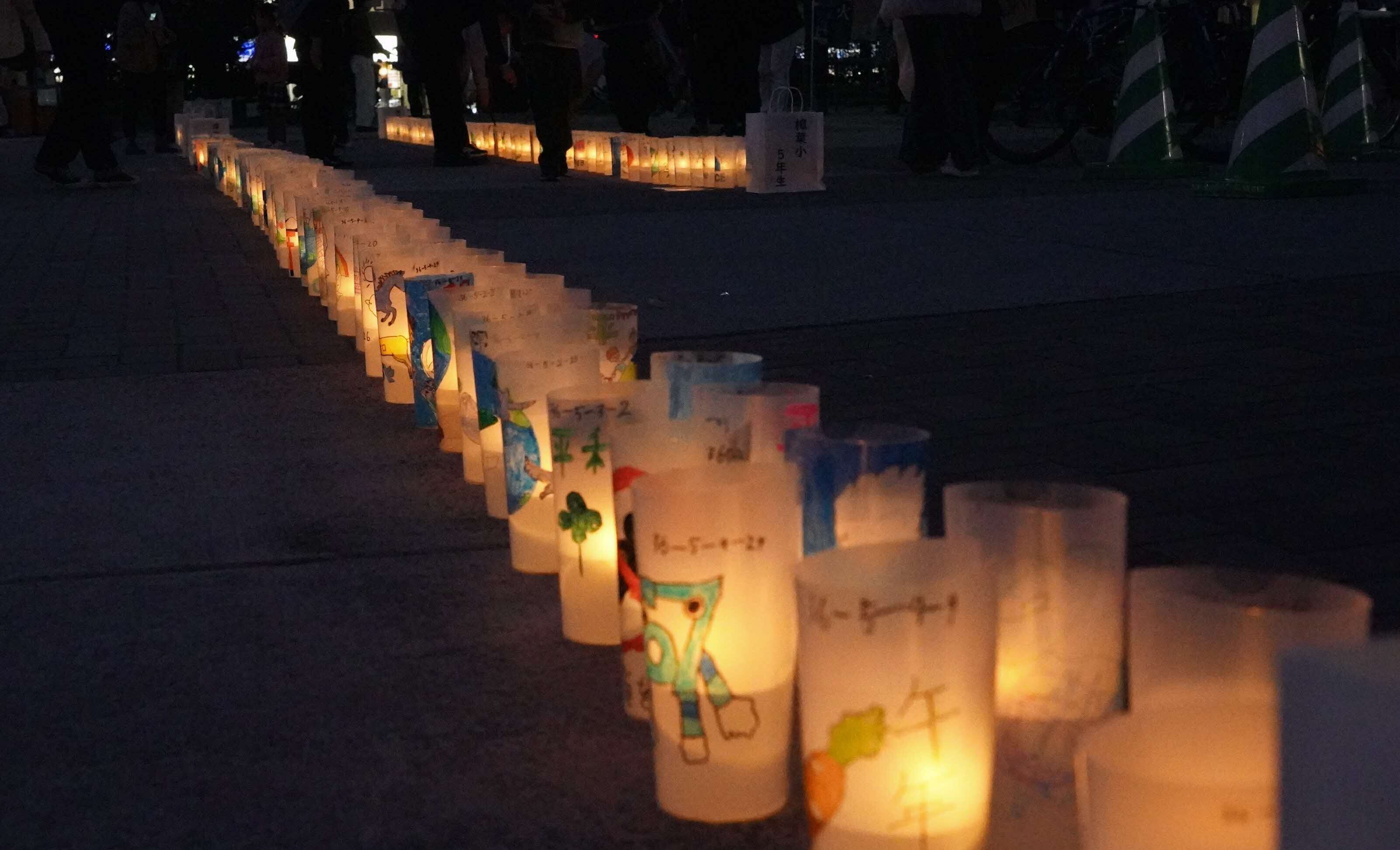 1600以上の平和のメッセージカップが点灯されました。