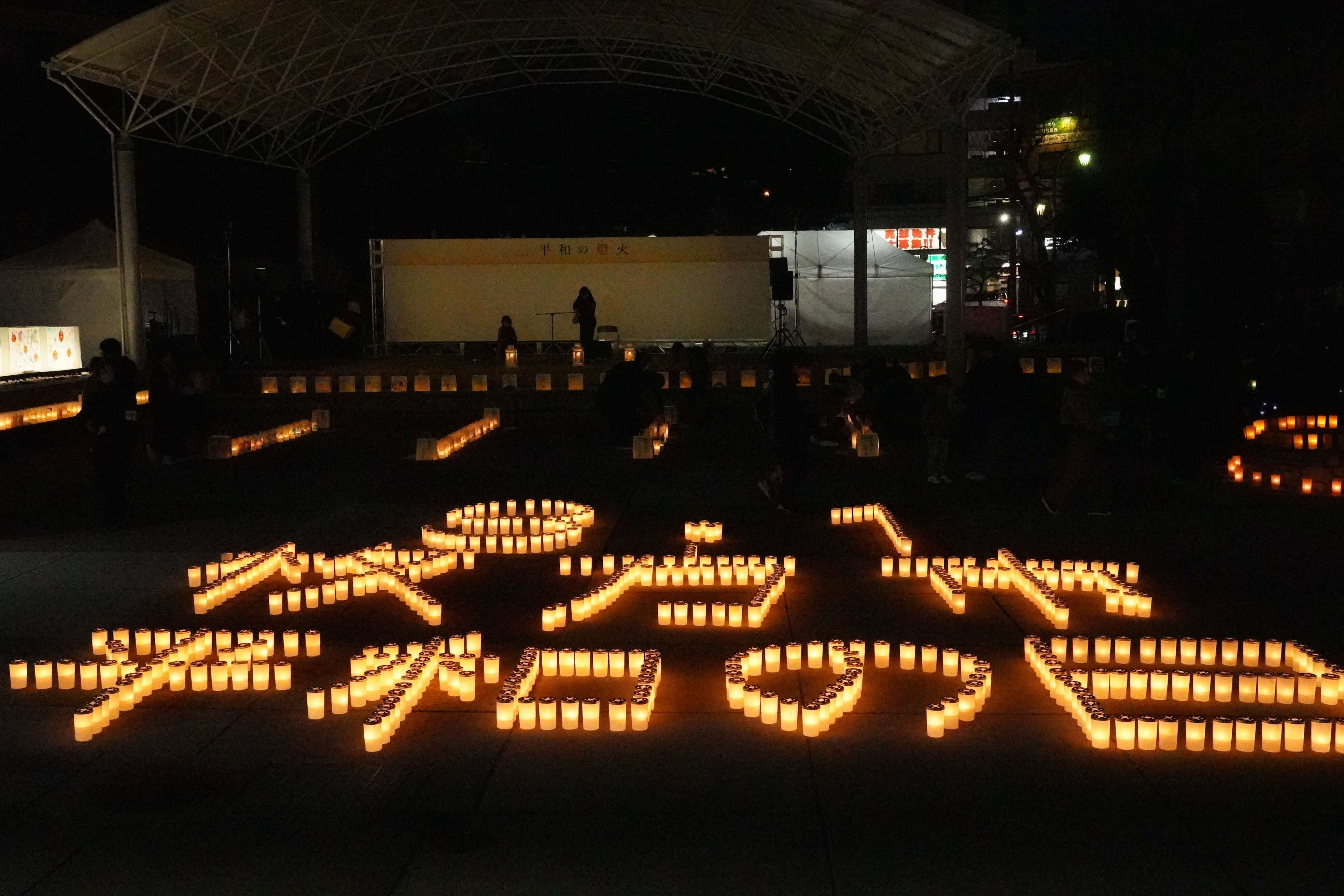 キャンドルの燈火で、「3月1日枚方市平和の日」の文字が浮かび上がりました。