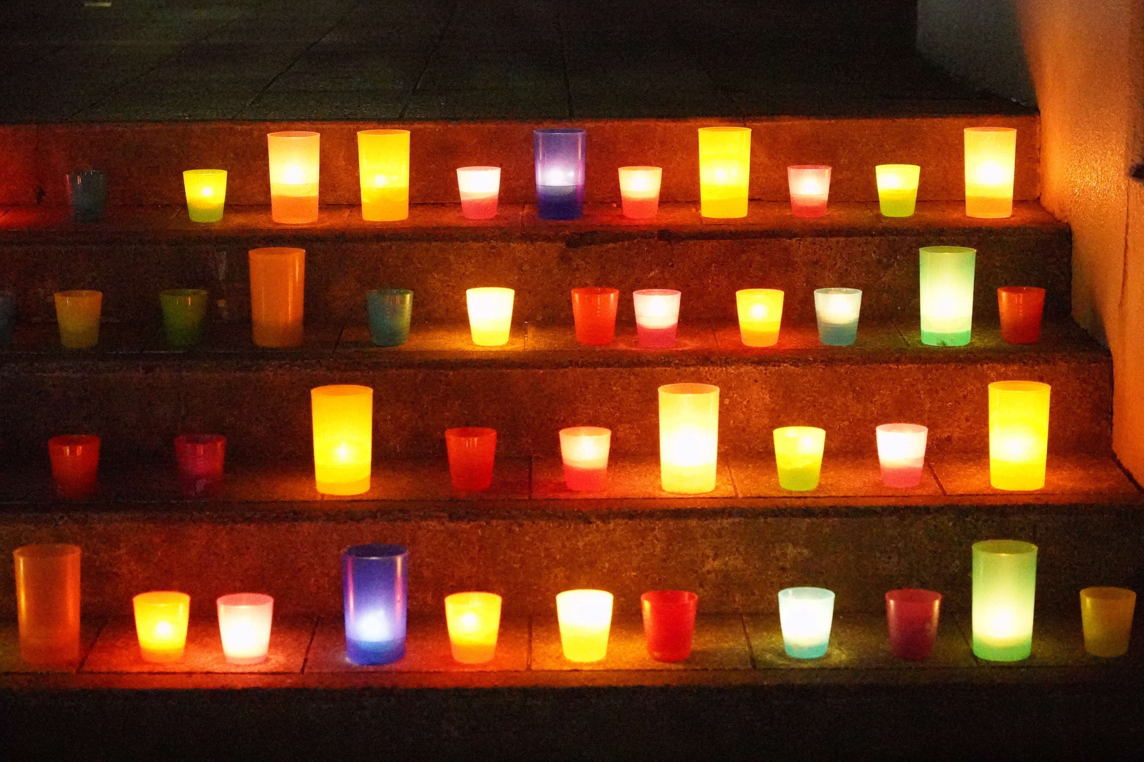 カラーキャンドルの前では、多くの方が記念撮影をしていました。