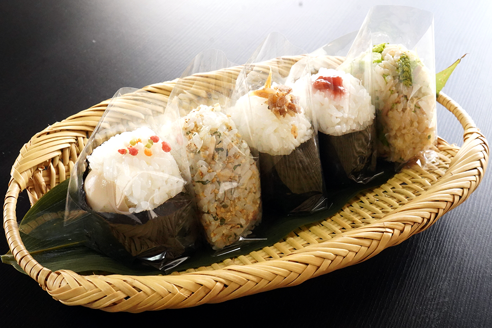 「おもすび つむぎ」のおむすび2個とおむすびに合う珈琲「つむぎブレンド」(ドリップパック)1個