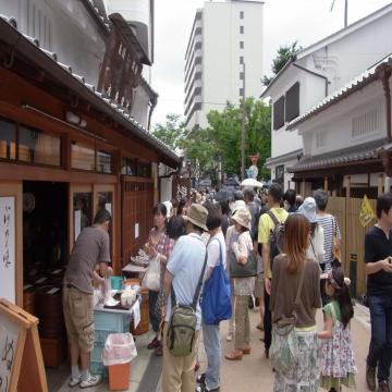 枚方宿くらわんか五六市でにぎわう様子