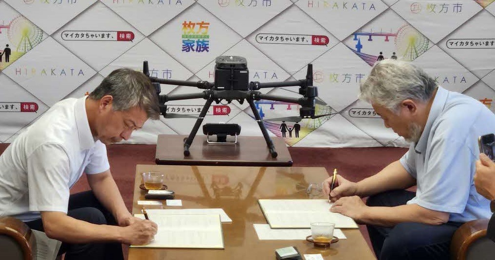 協定書に署名する伏見市長(写真左)と一筆様(写真右側)