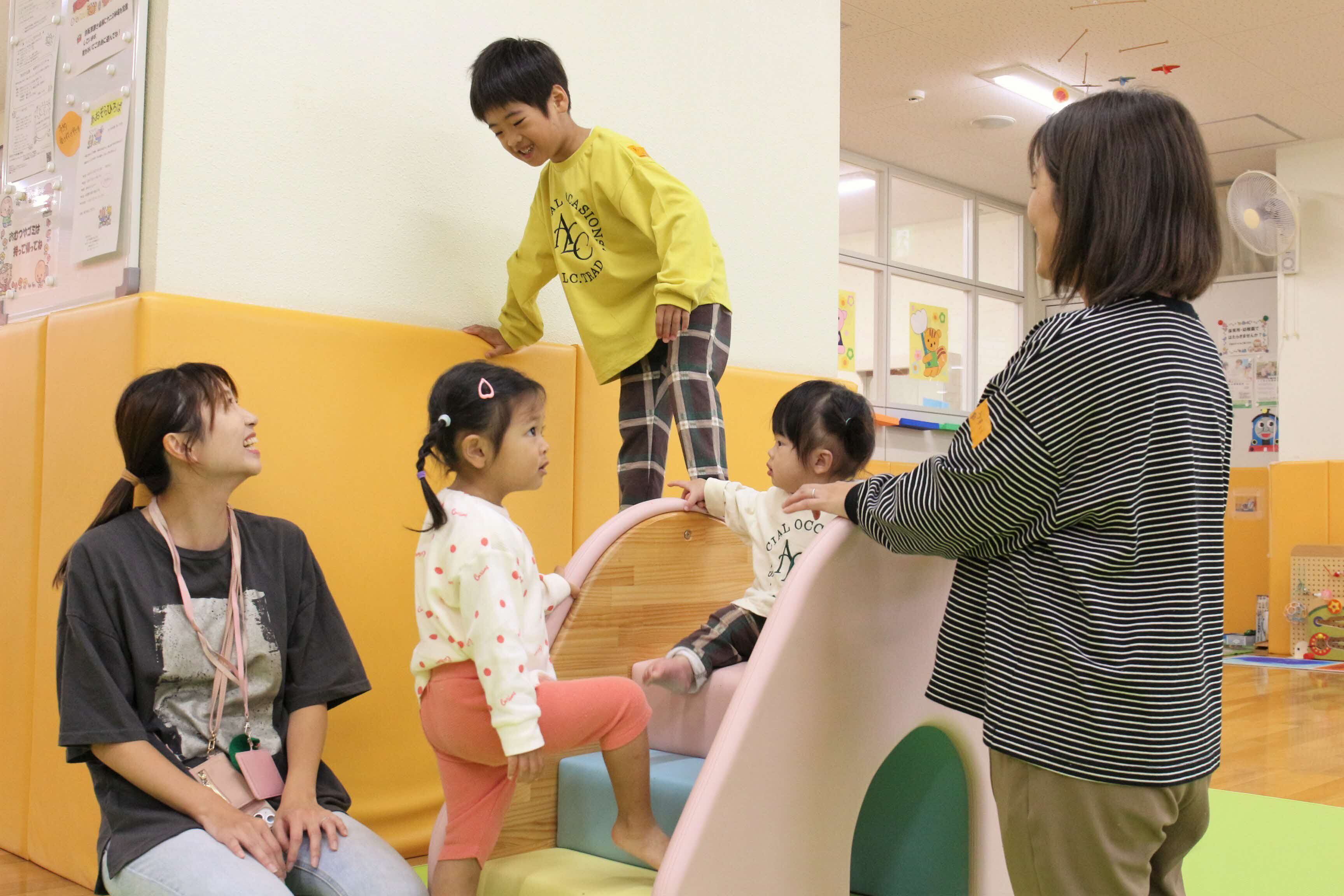 すこやか広場・きょうぶんで遊ぶ親子の写真