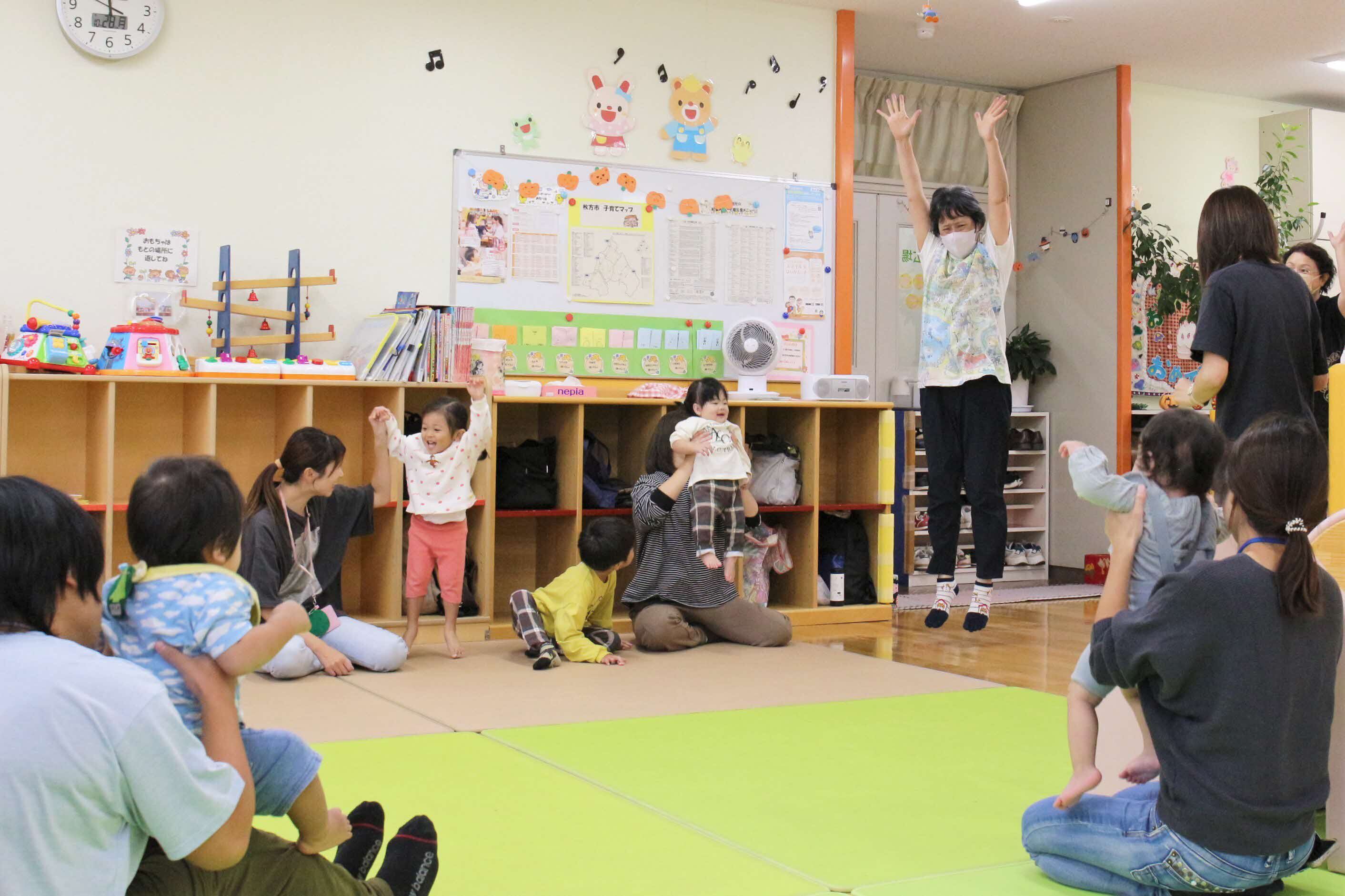 すこやか広場・きょうぶんで遊ぶ親子の写真2