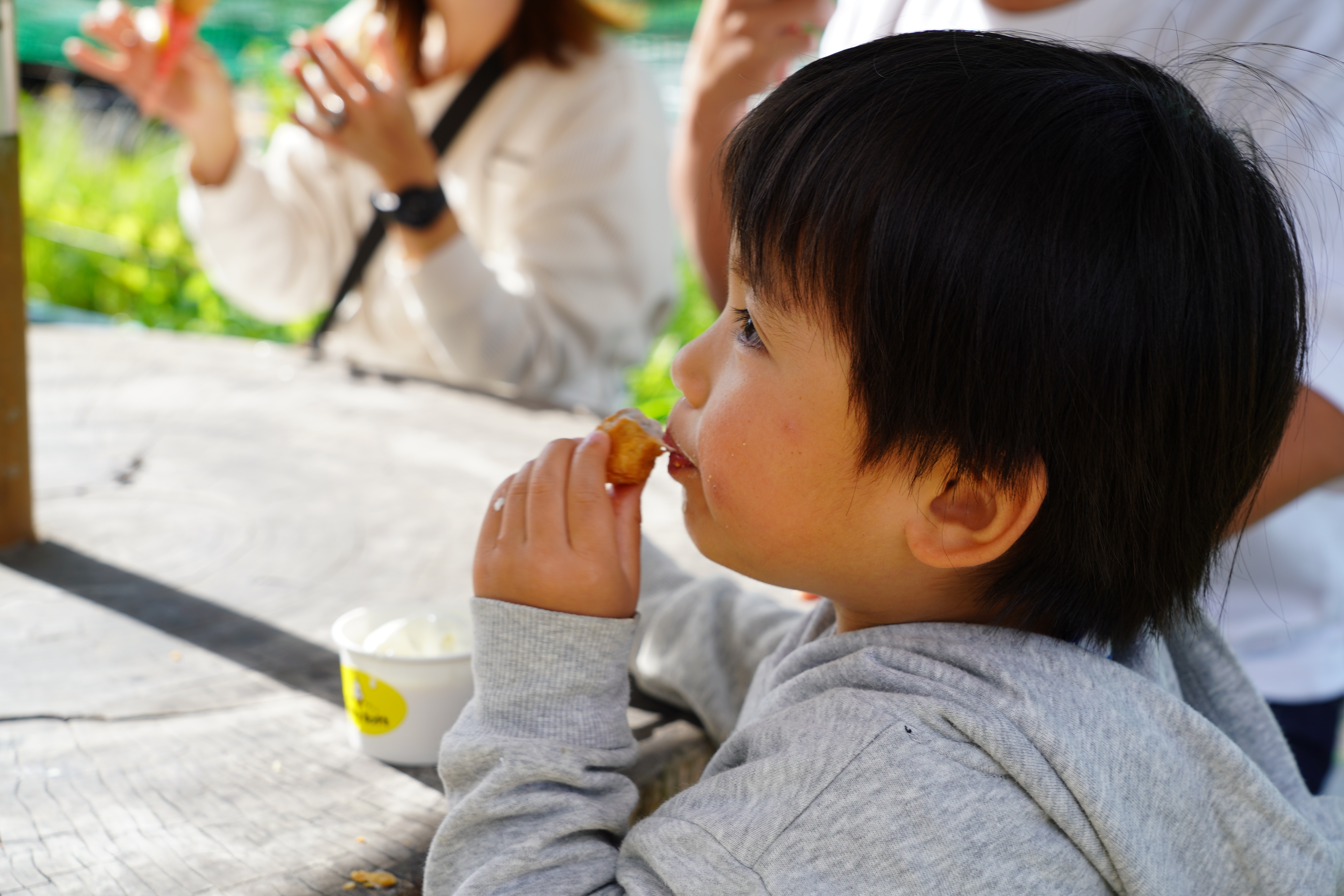 美味しいアイスを食べて笑顔