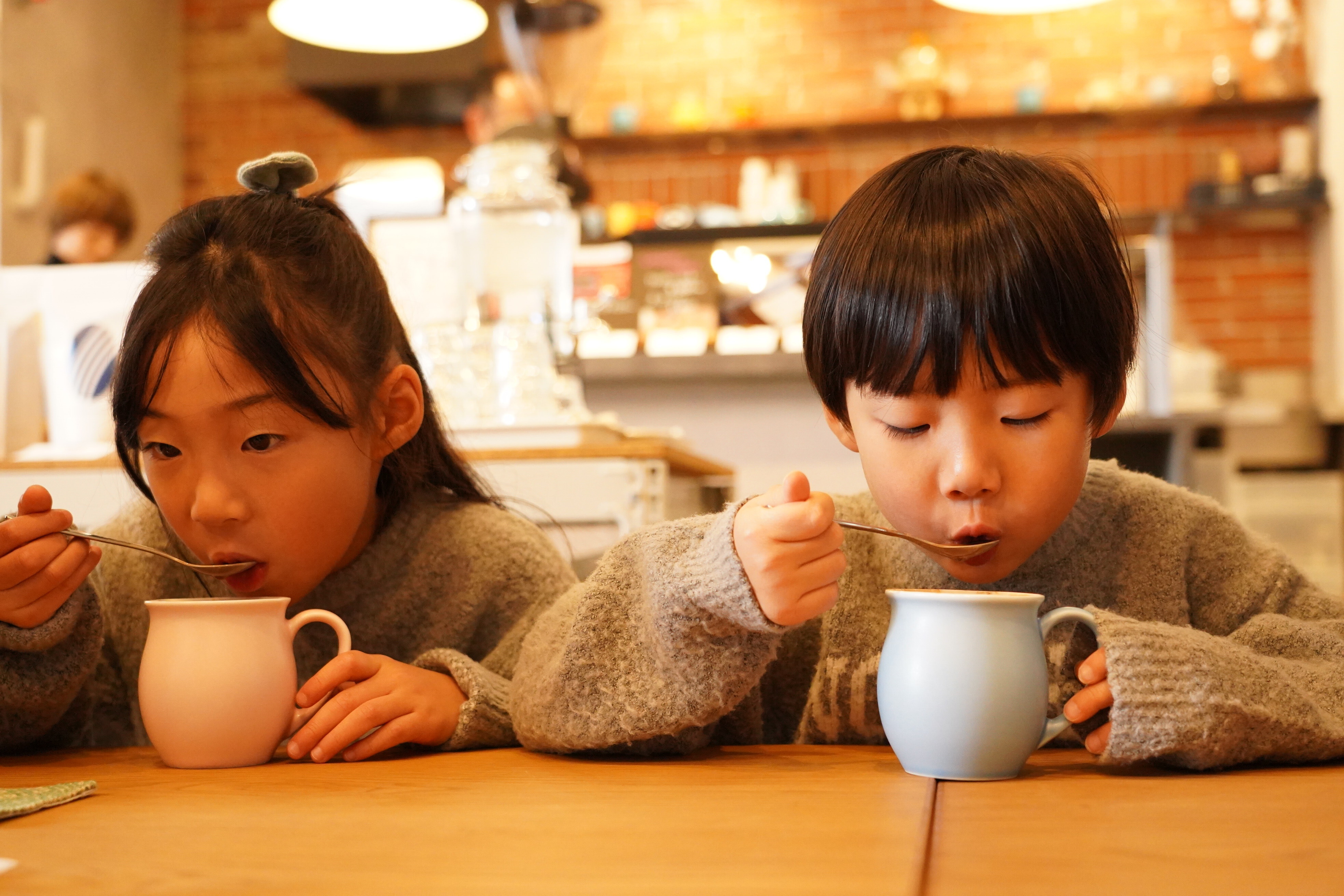 ココアを飲む木本さんの子どもたち