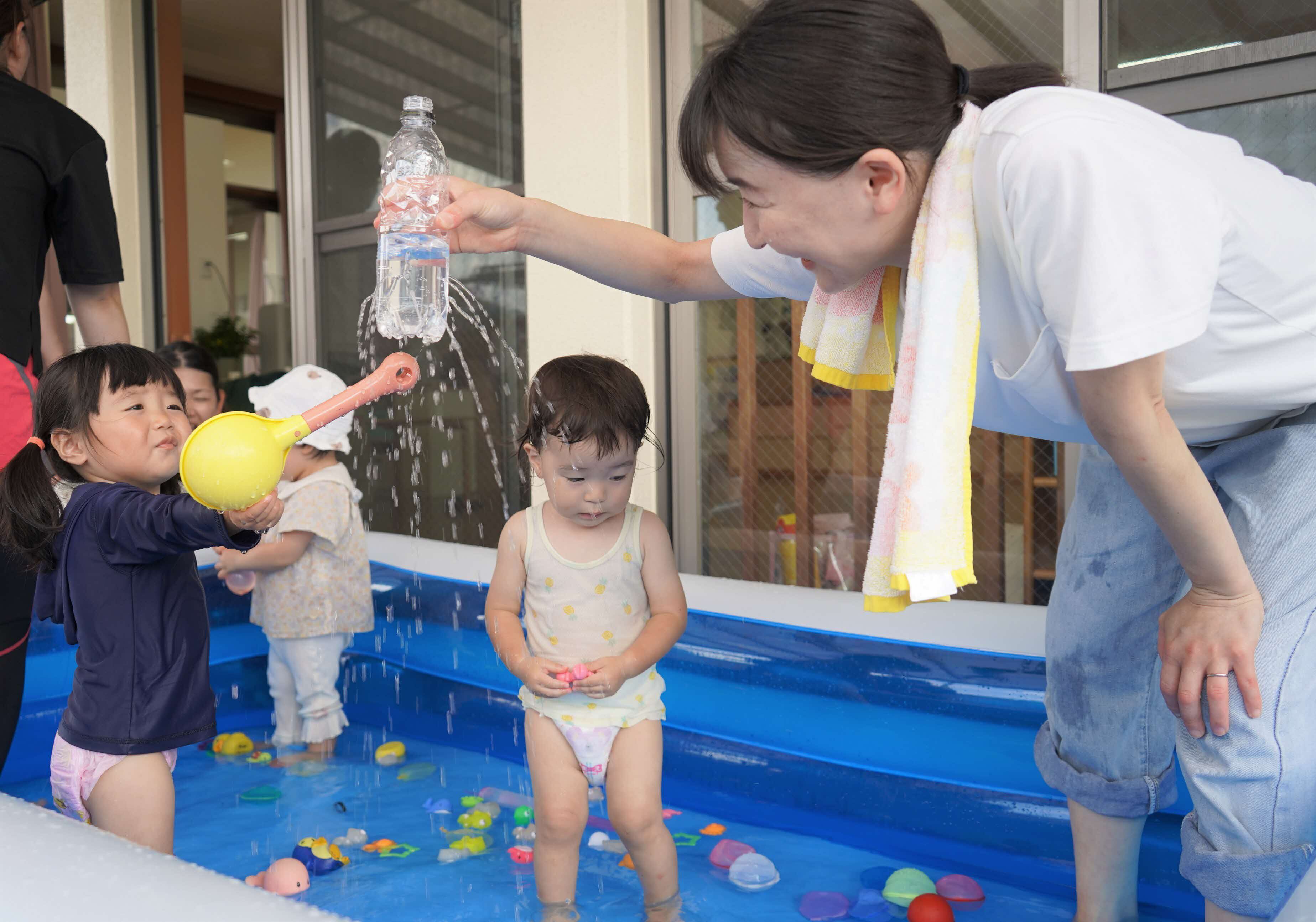 プールで遊ぶ小杉さんとななちゃん