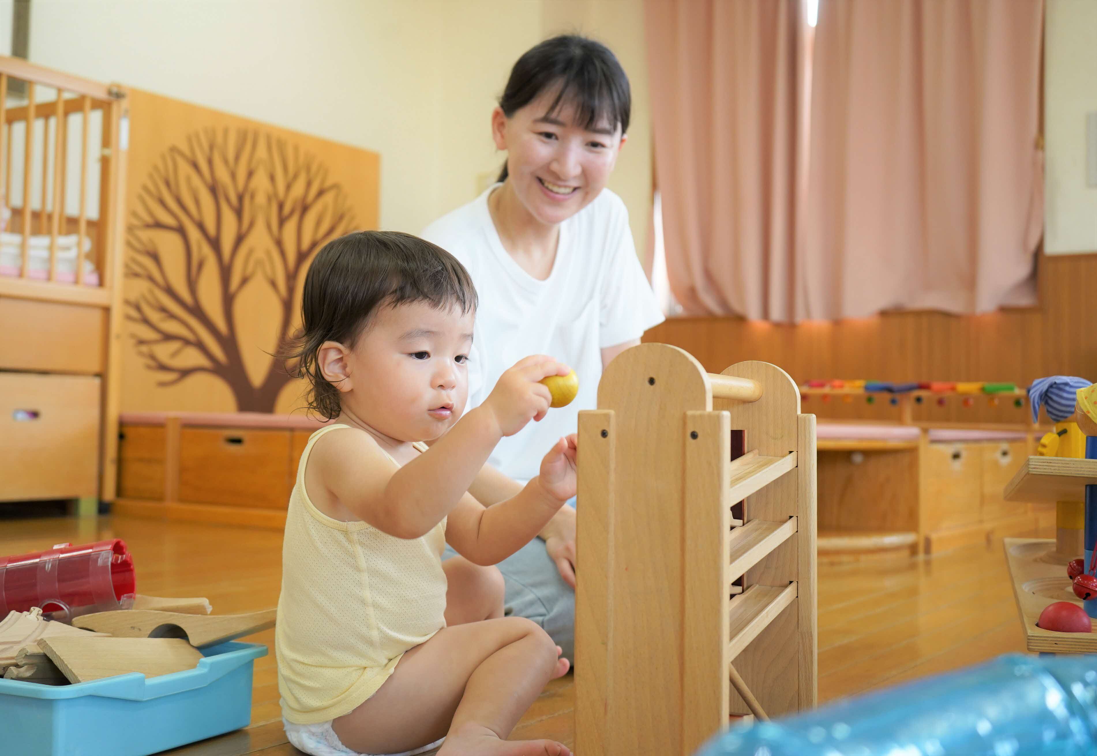 積み木で遊ぶななちゃん
