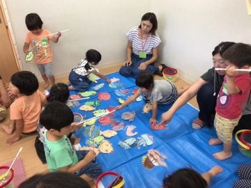 夏祭りごっこをしている様子