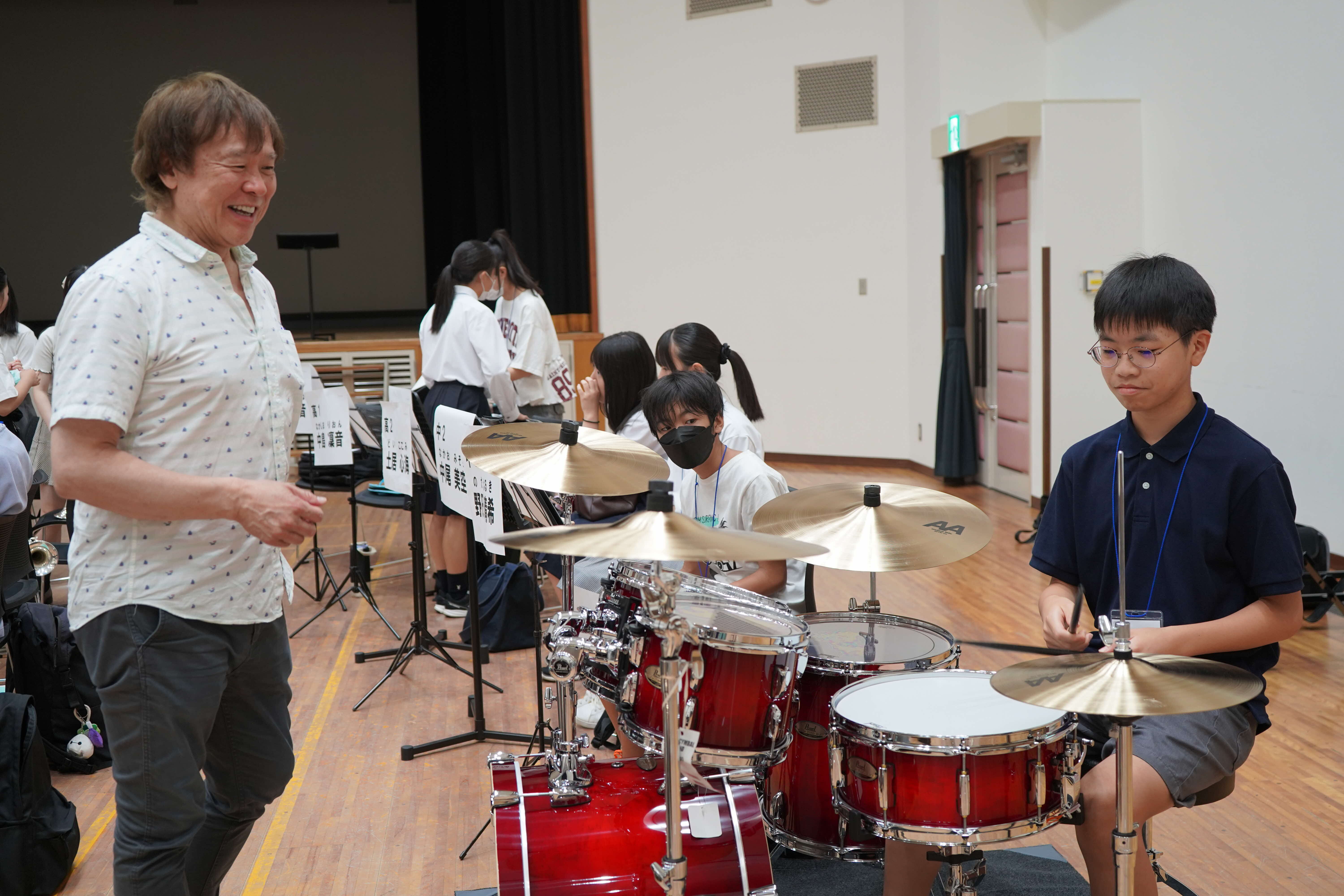 音楽監督・金井信之さんの指導を受ける律煌さん