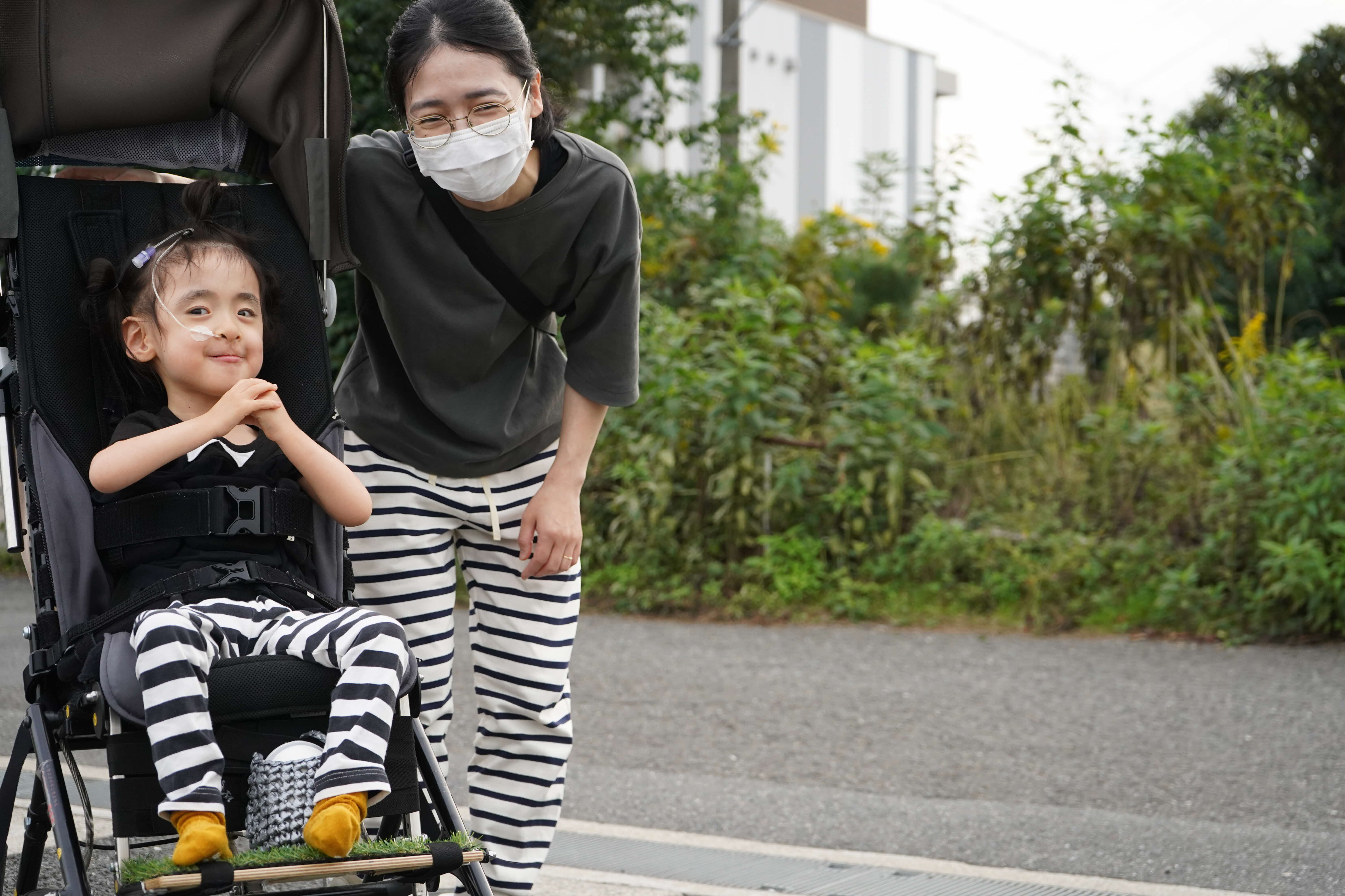 先を見つめる入江さん親子