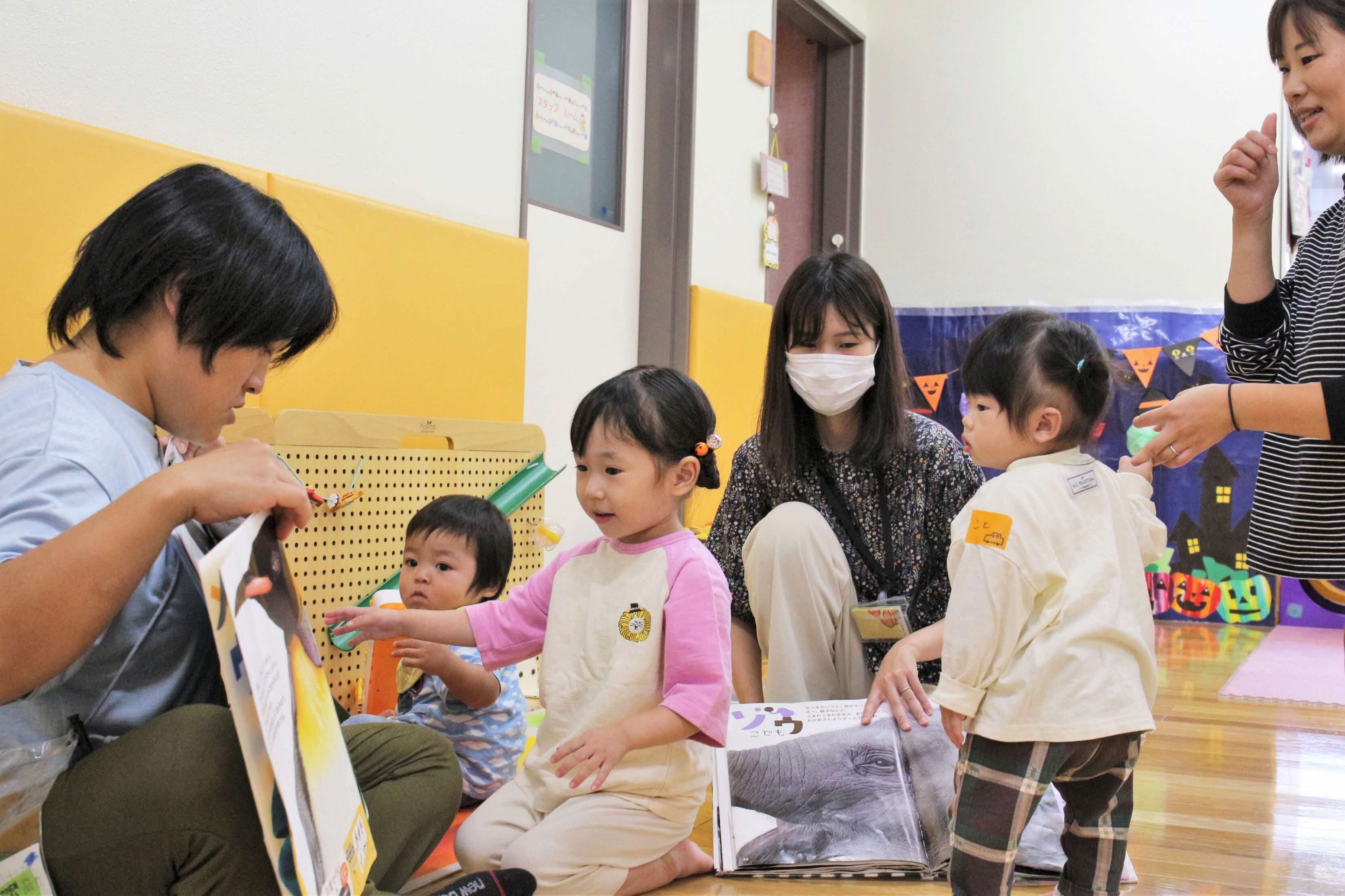すこやか広場・きょうぶんで遊ぶ親子の写真1
