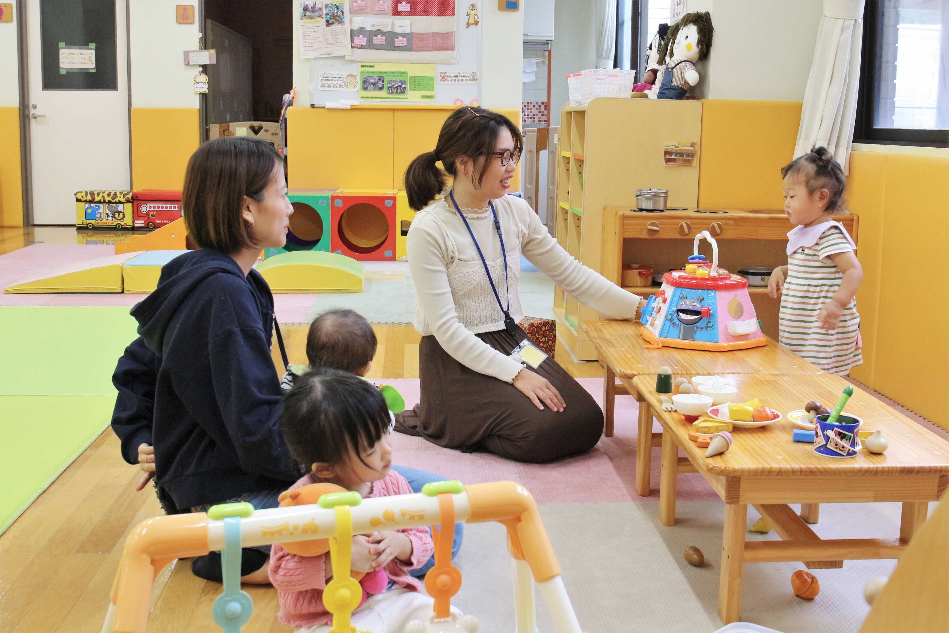 すこやか広場・きょうぶんで遊ぶ親子の写真2