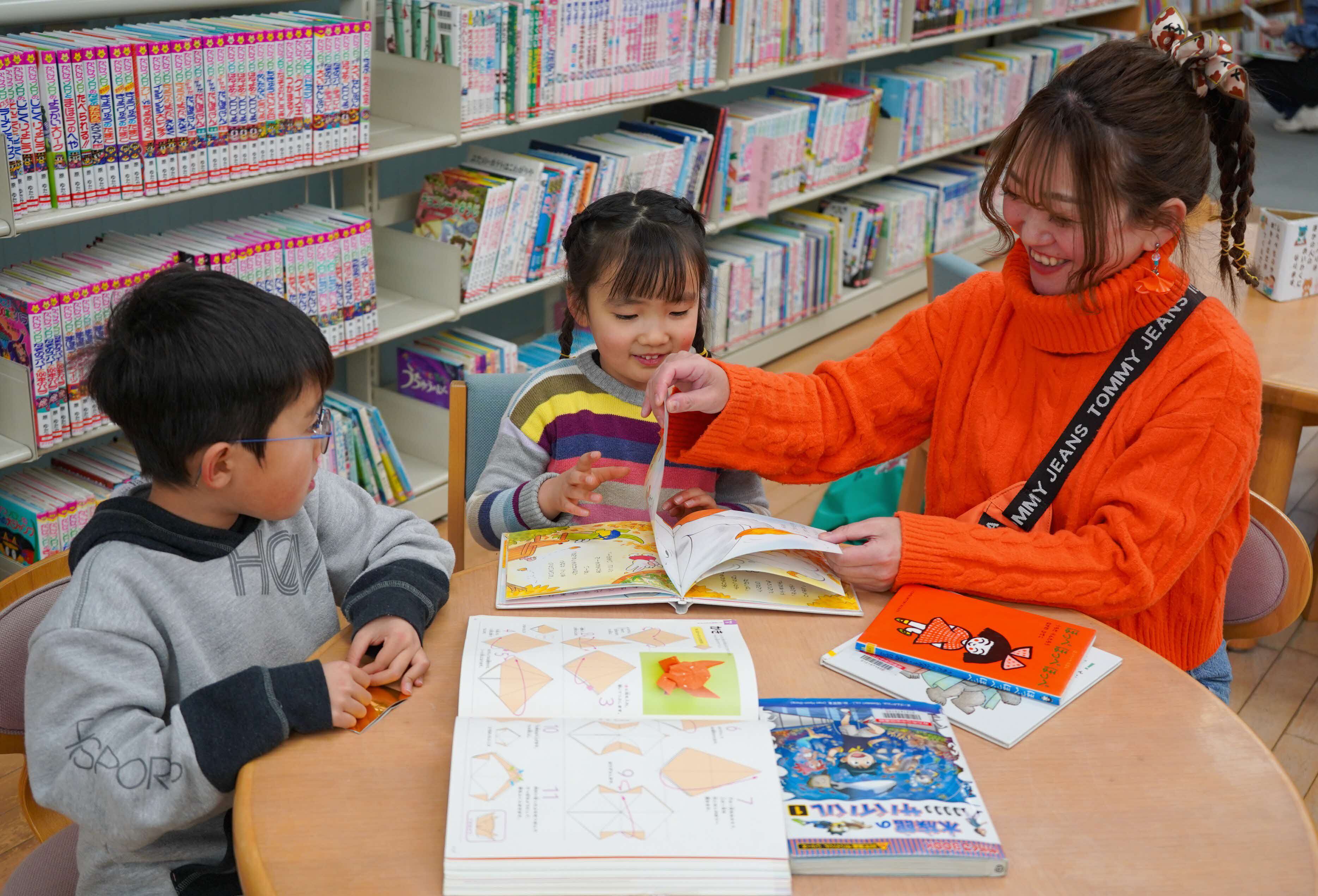 本を読んでいる曽田さん一家