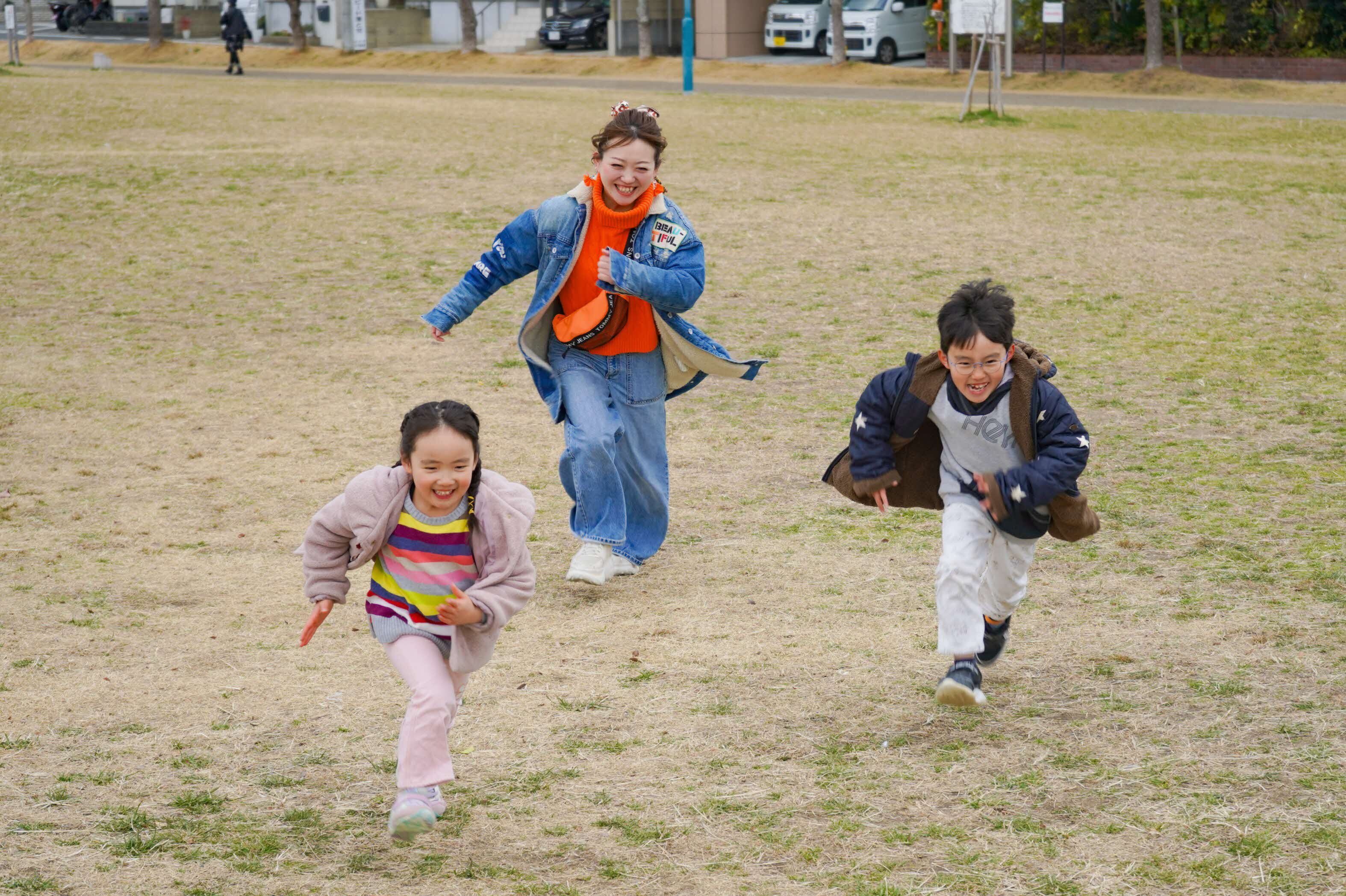公園で走る曽田さん一家