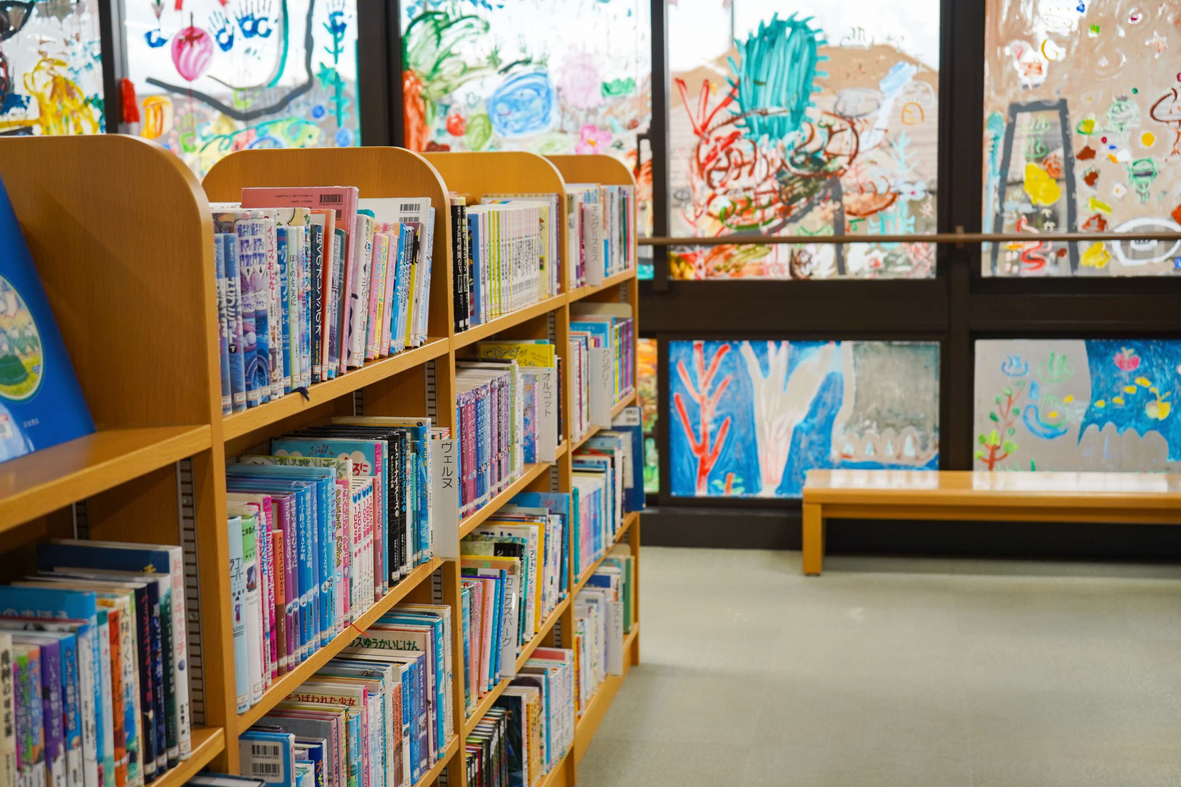中央図書館2階（児童書）
