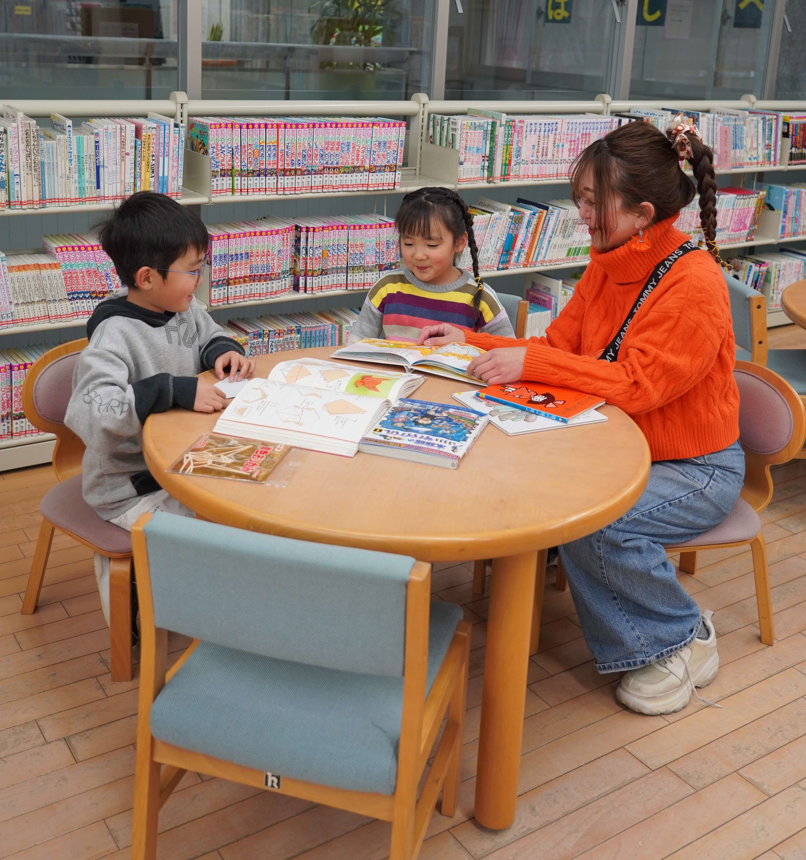 読書スペースで本を読む曽田さん一家
