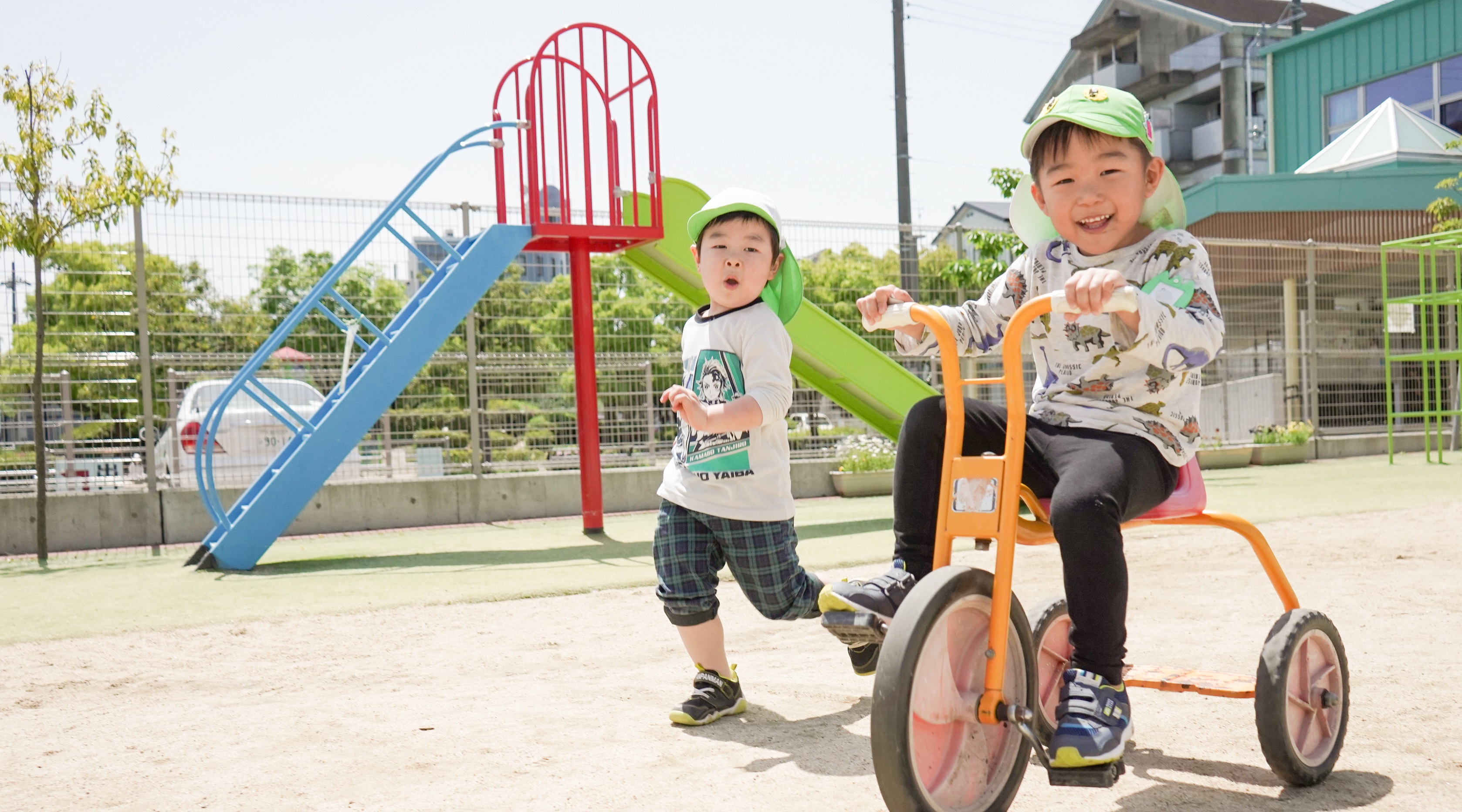 三輪車にのる幼児