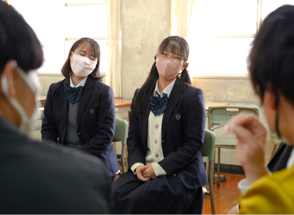 笑う牧野高校の女子生徒二人