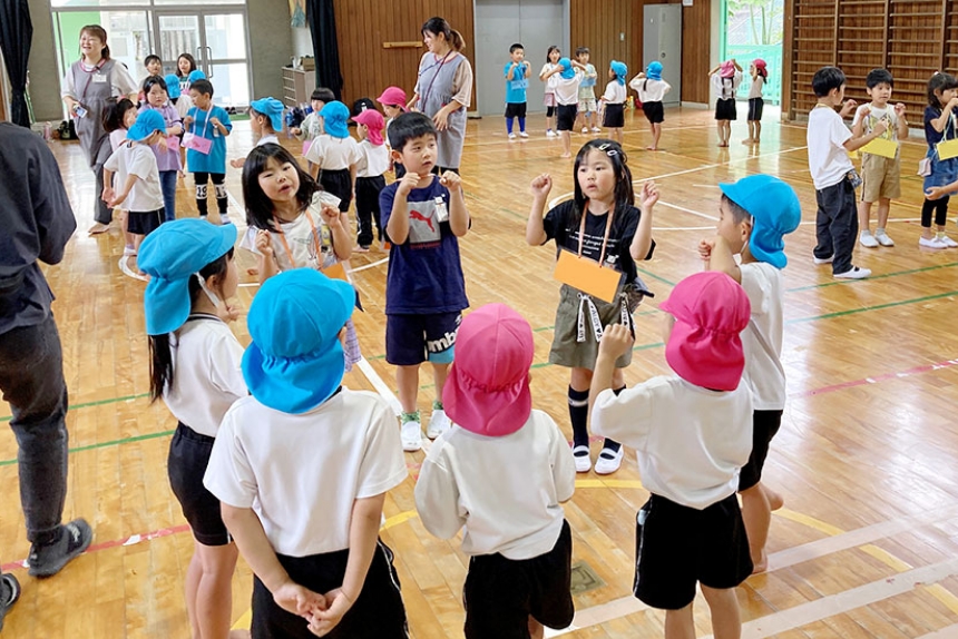 小学生と未就学児童の交流