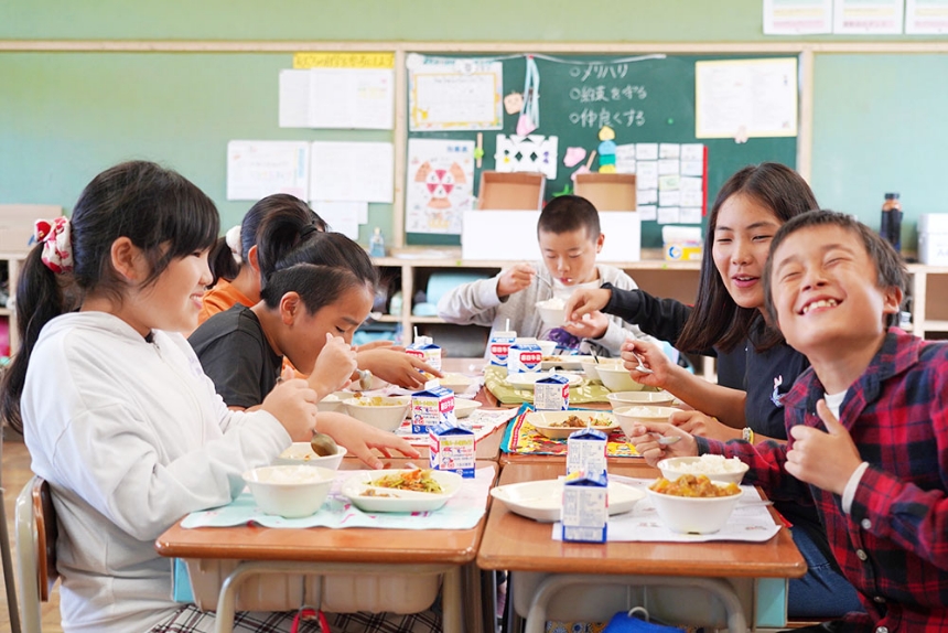 市内小学校の給食の様子
