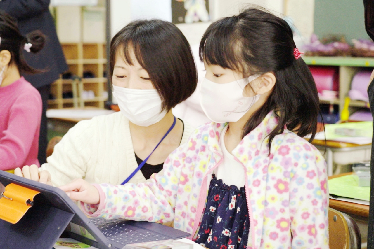 小学校の授業でタブレットを操作する児童