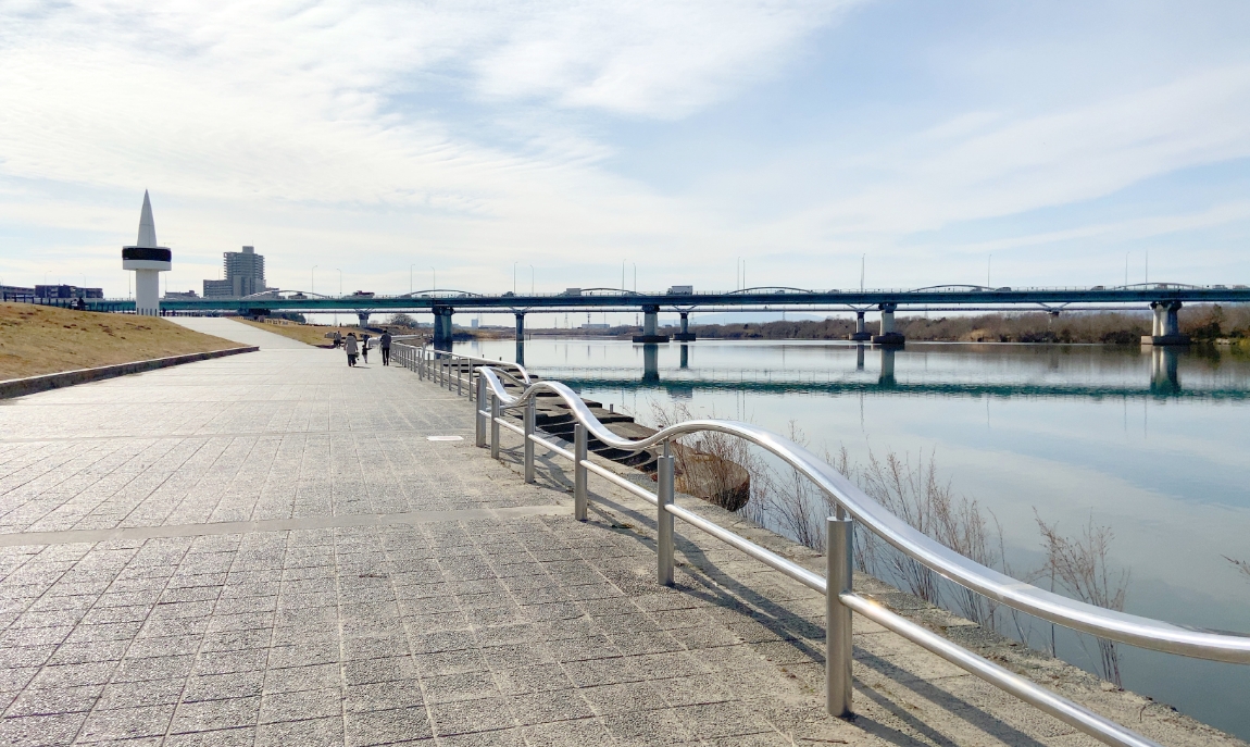 昼間の淀川と沿道の風景写真