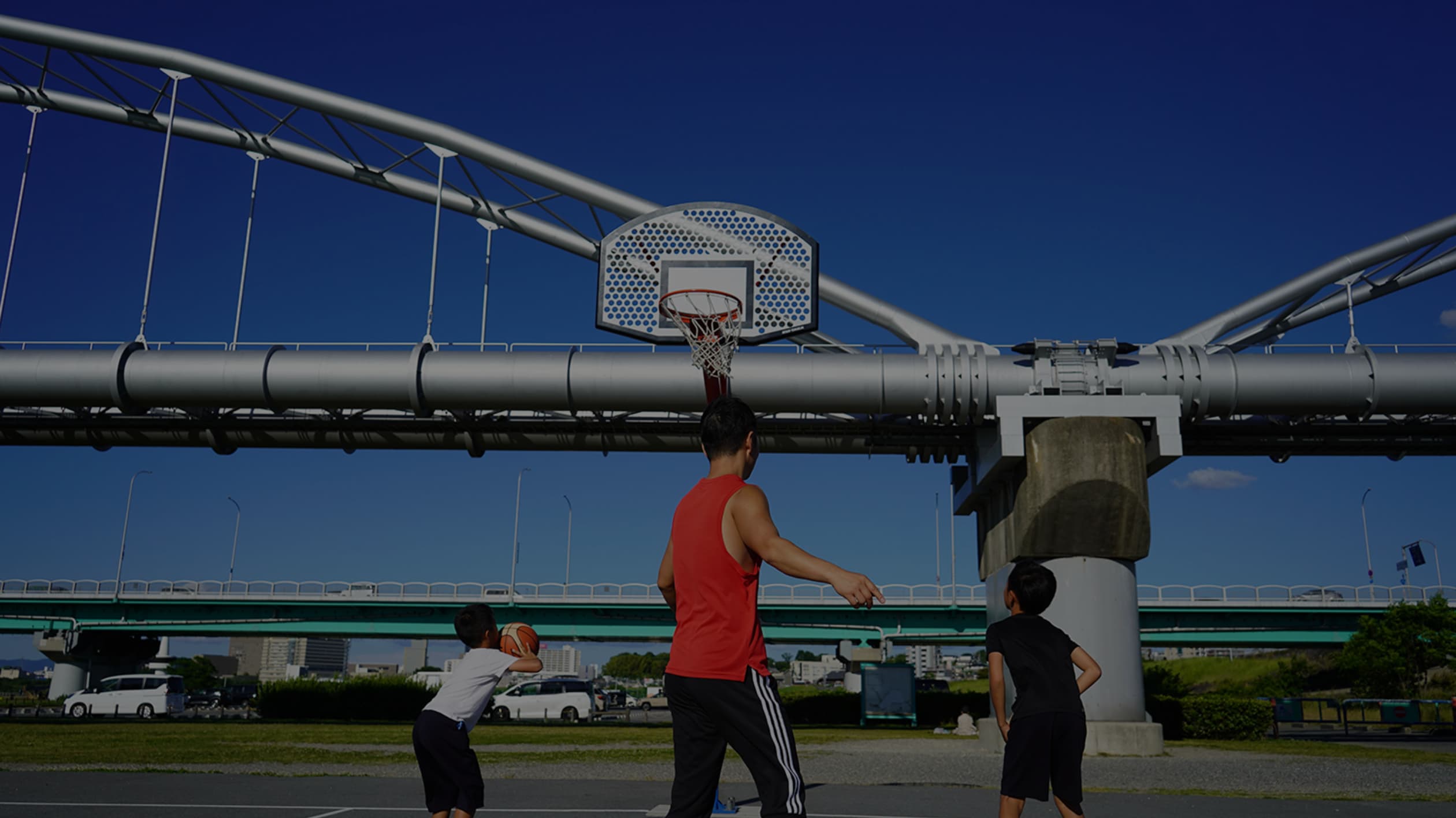 河川敷でバスケットボール