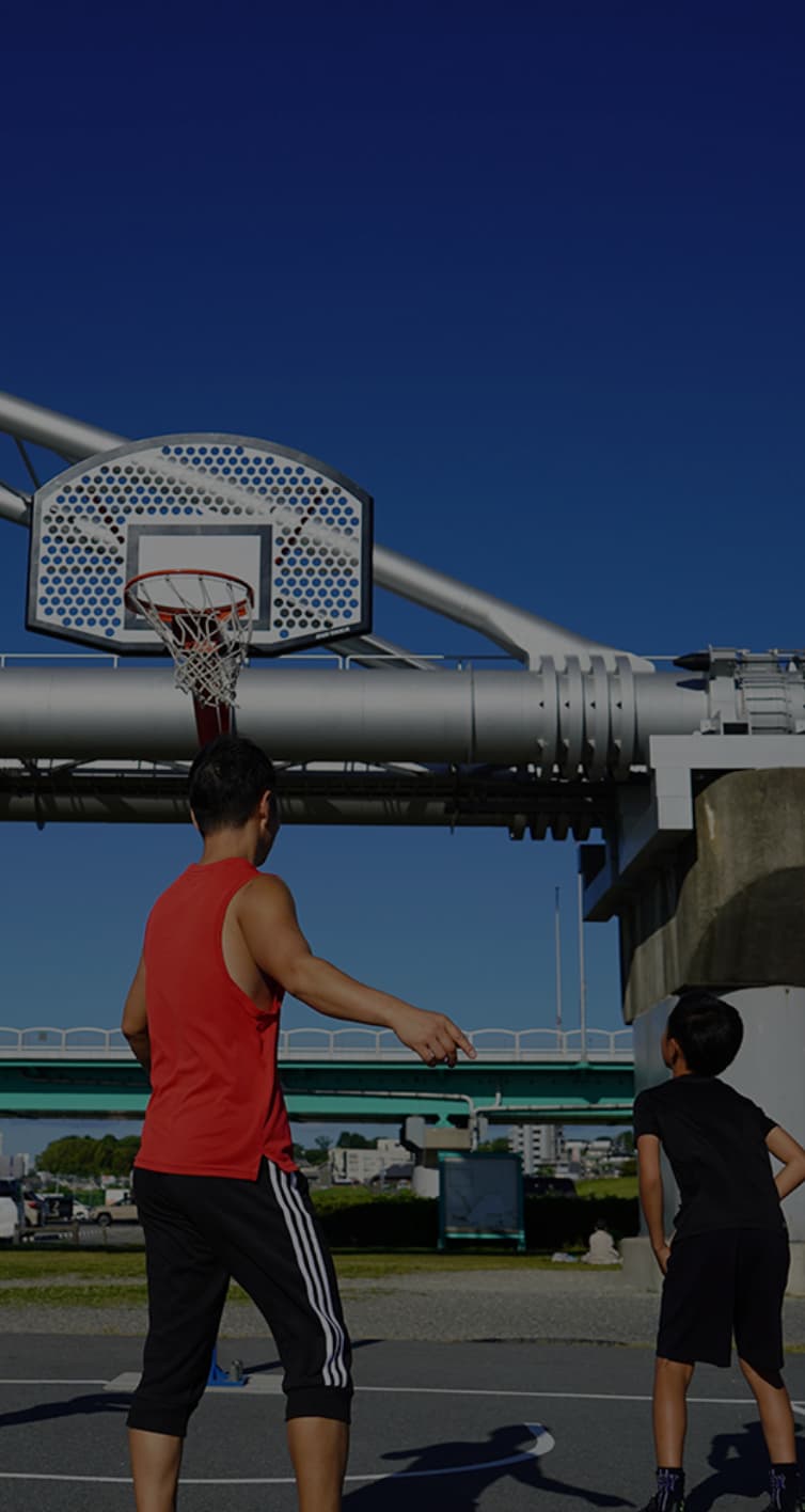 河川敷でバスケットボール