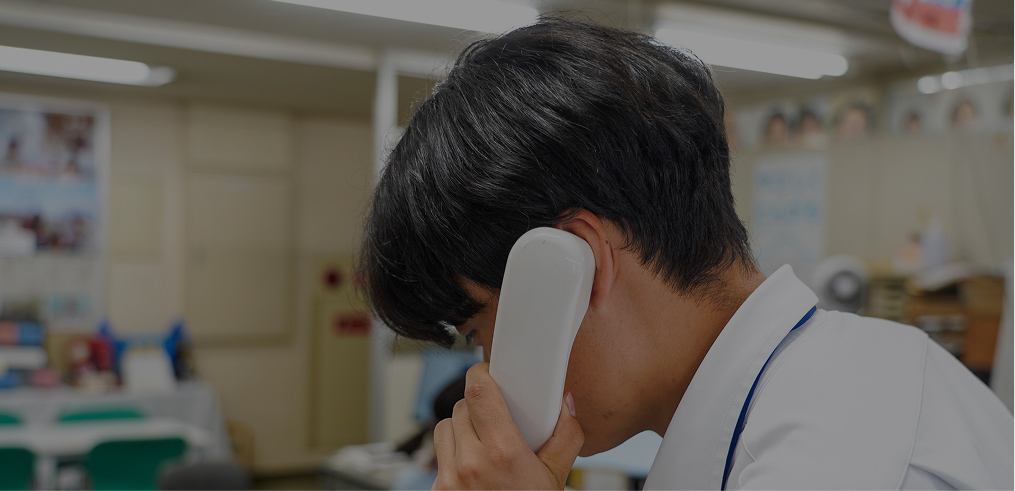 電話をする職員