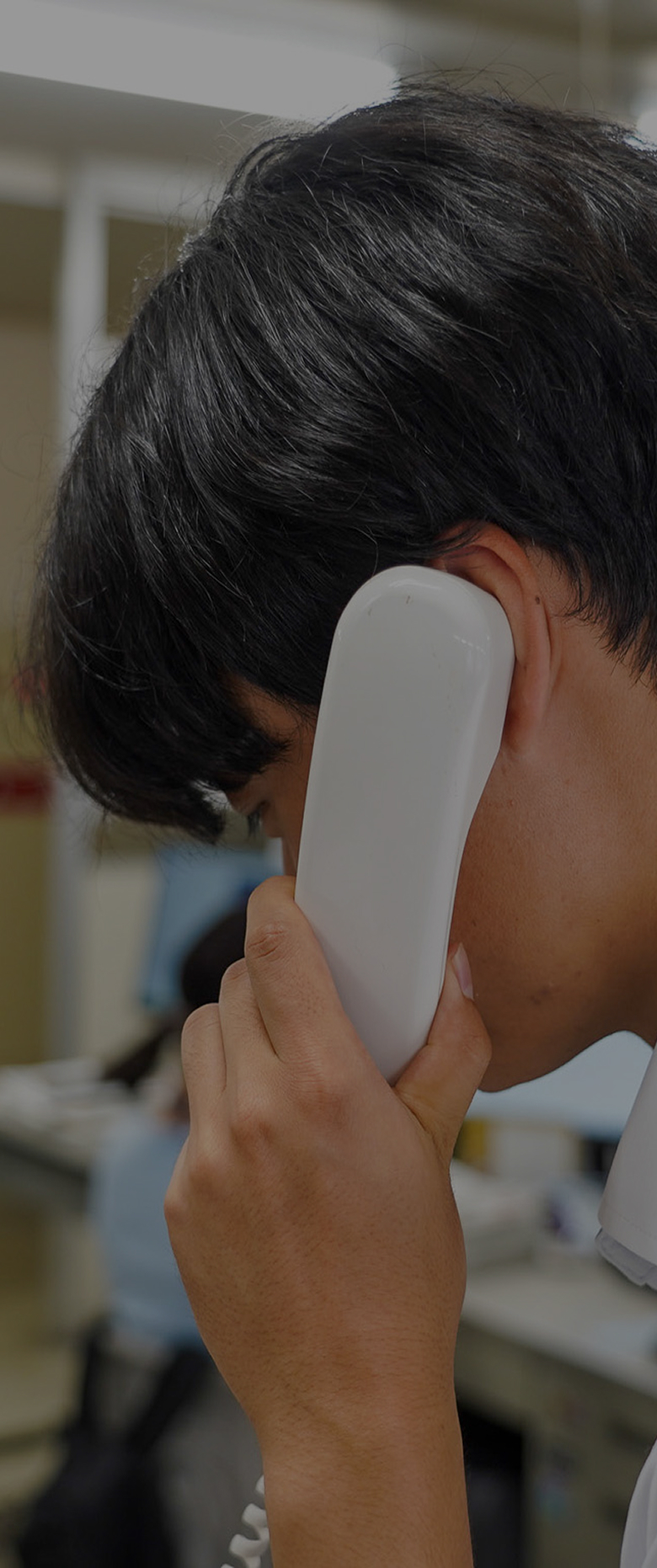 電話をする職員