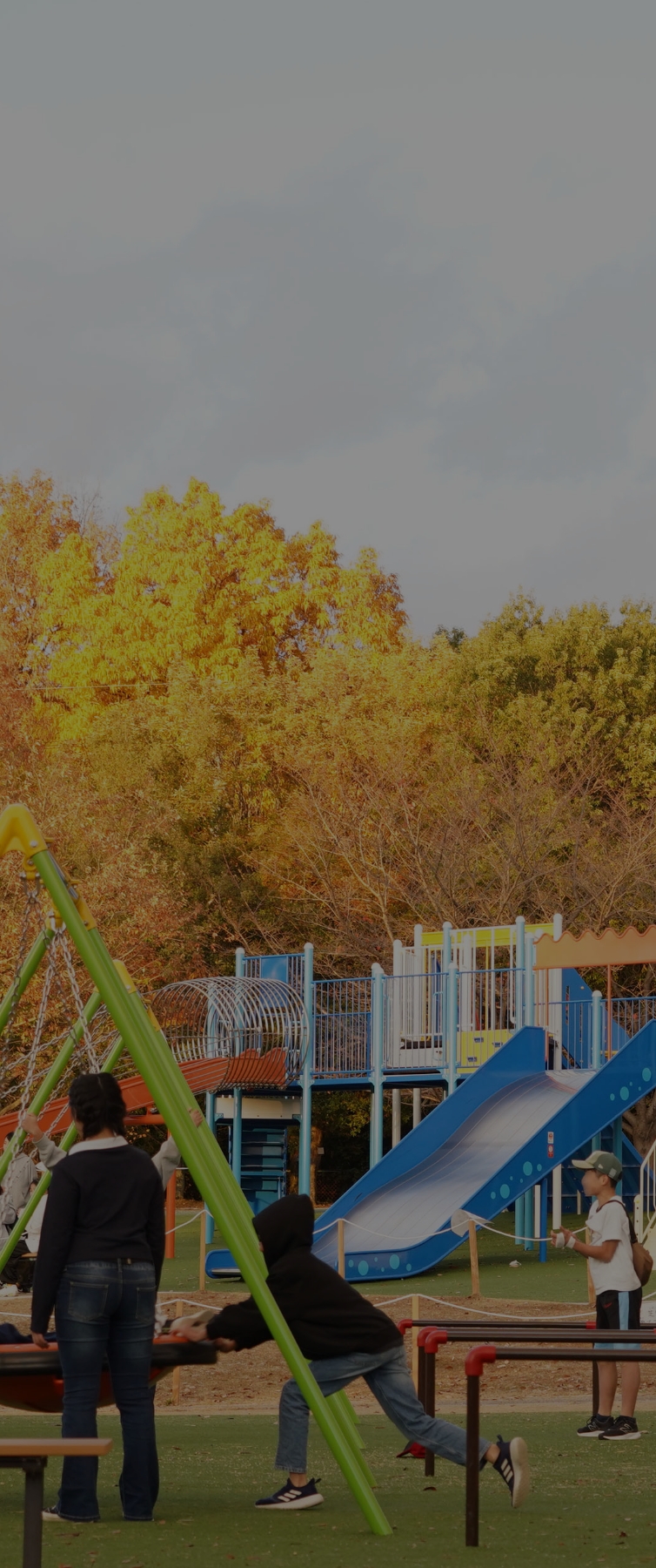 山田池公園の遊具で遊ぶ子どもたち