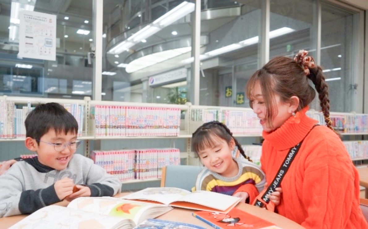 図書館を訪れた滑る曽田さん家族 
