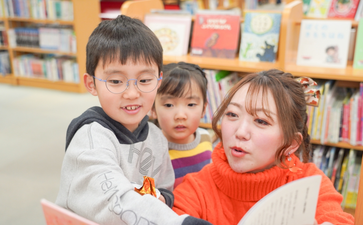 家族に絵本の読み聞かせをする曽田さん