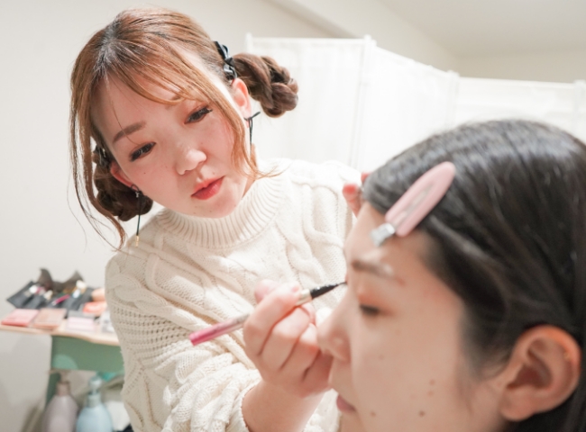 訪問美容でメイクをする様子
