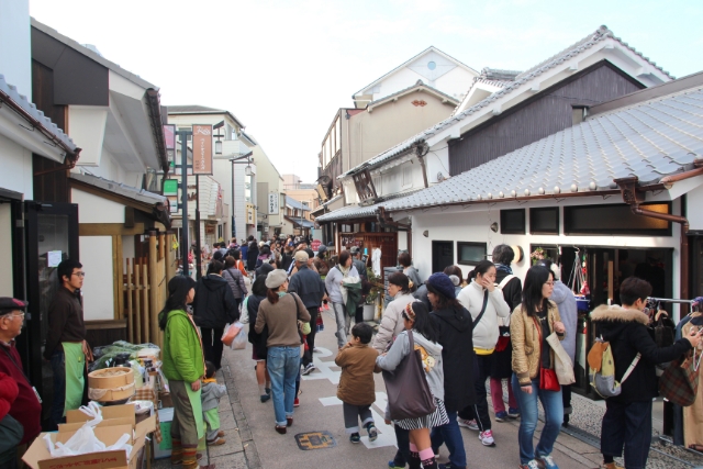 毎月第二日曜日に枚方宿の街道で開催されている手作り・こだわりの五六市。出展者と訪問者が楽しそうに会話をしています。
