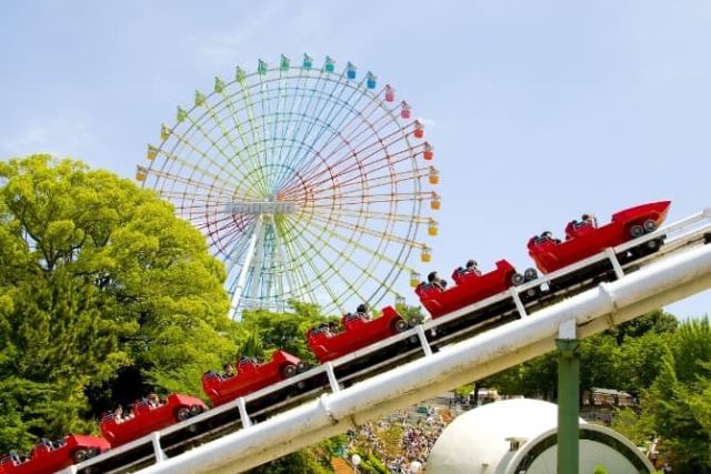 ひらかたパークの景色。手前には空中ブランコ。多くには観覧車などたくさんのアトラクションが並びます。