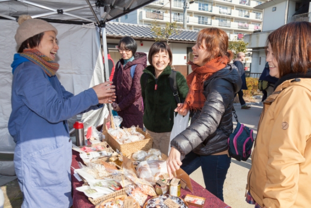 毎月第二日曜日に枚方宿の街道で開催されている手作り・こだわりの五六市。出展者と訪問者が楽しそうに会話をしています。