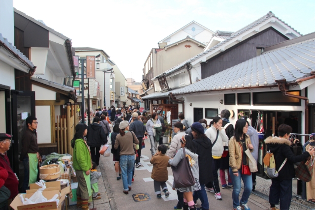 毎月第二日曜日に枚方宿の歴史街道で開催されている手作り・こだわりの五六市。多くの人がイベントを楽しんでいる様子。