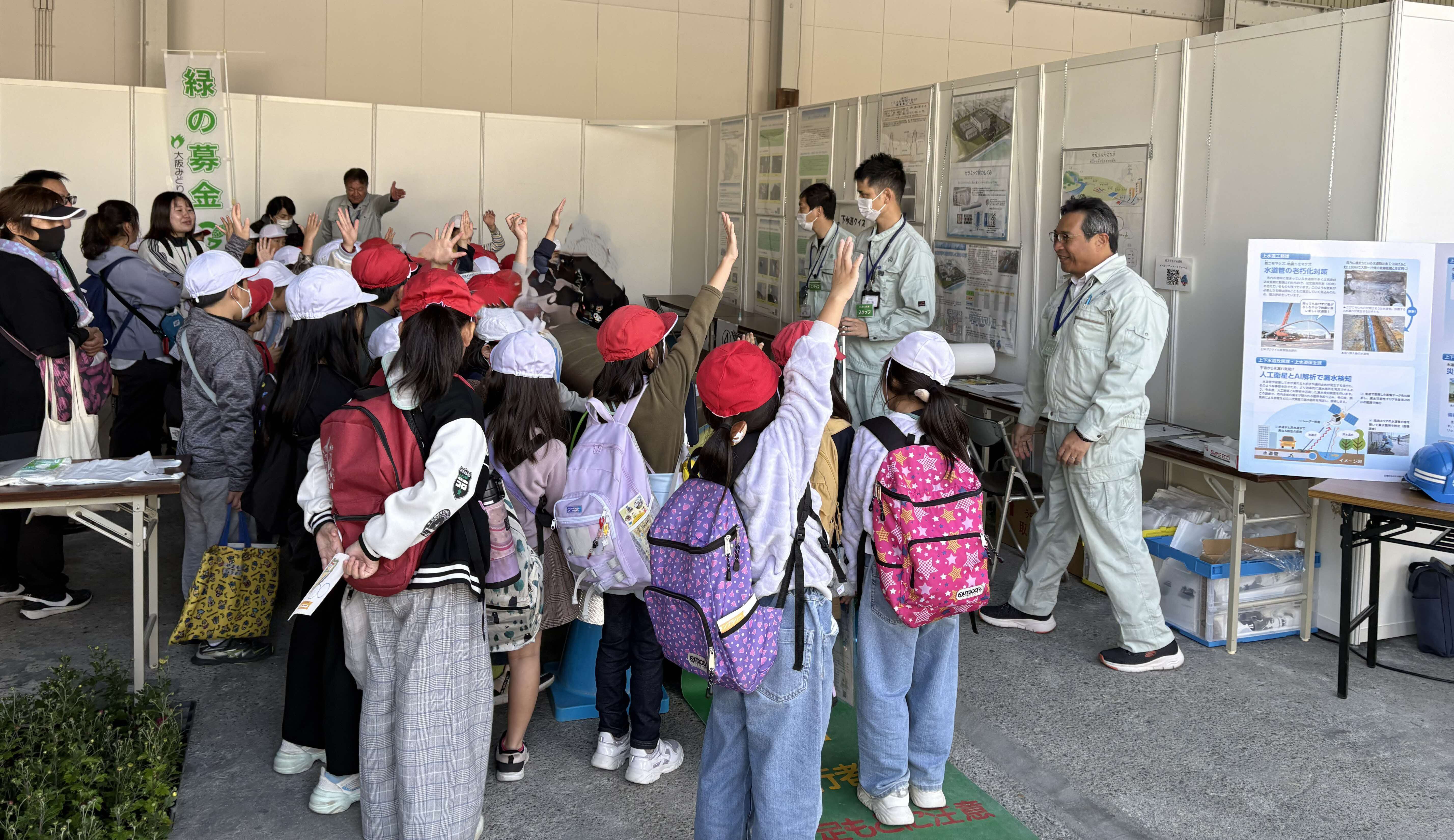 小学生の子どもたち（手を挙げる様子）
