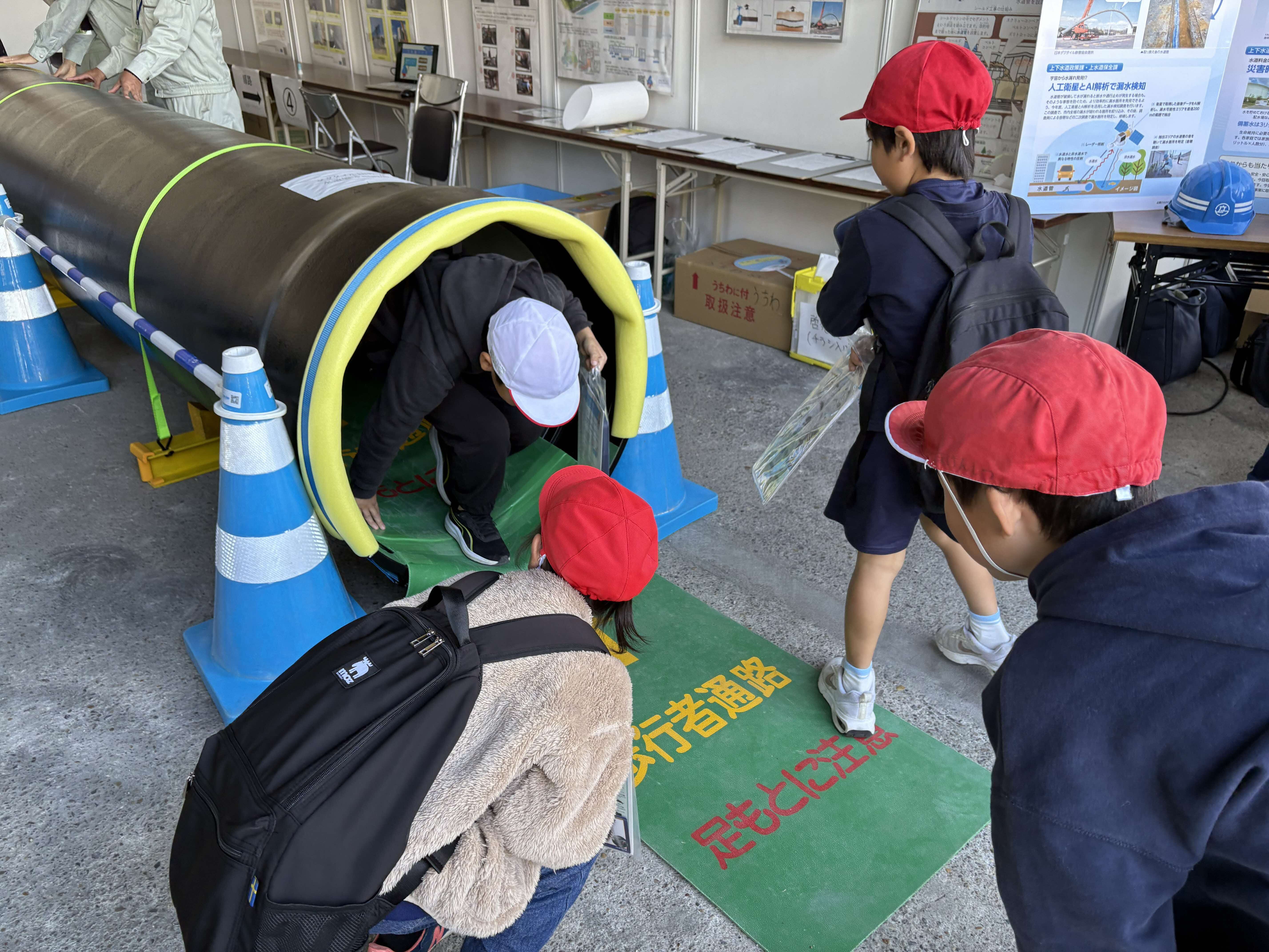 管の中をくぐる様子