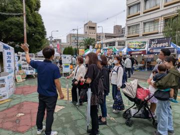 枚方まつり2025 来場者に枚方市の取り組みを説明する様子