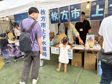 枚方まつり2025 ガラガラ抽選をする様子