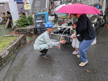 枚方まつり2025 給水車の水を飲んでもらう様子