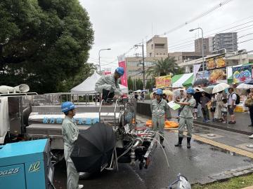 枚方まつり2025 給水活動の実演の様子