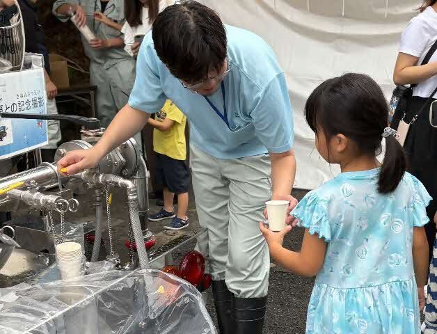 給水車の水を渡しているところ