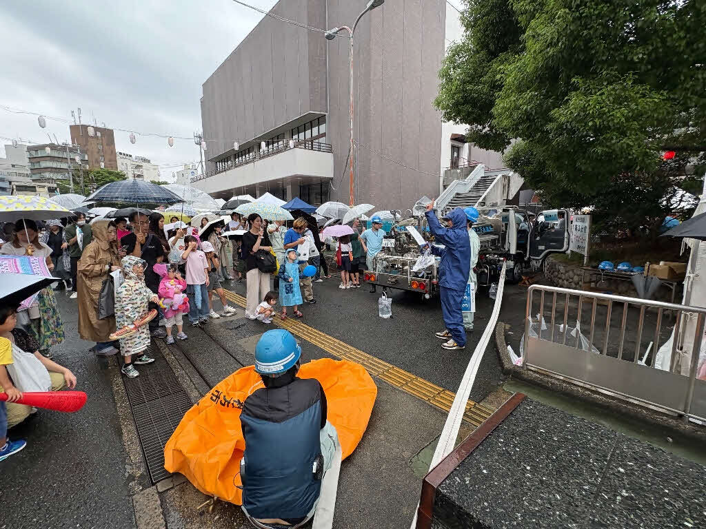 給水活動の実演の様子