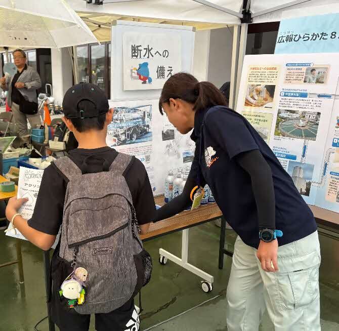 展示ブースで説明しているところ